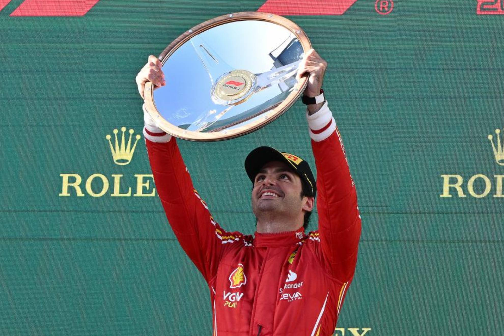 Carlos Sainz, with the winner trophy in the Australia 2024 GP